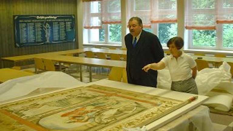 Die restaurierten Fahnen im Speisesaal des Schützenplatzes