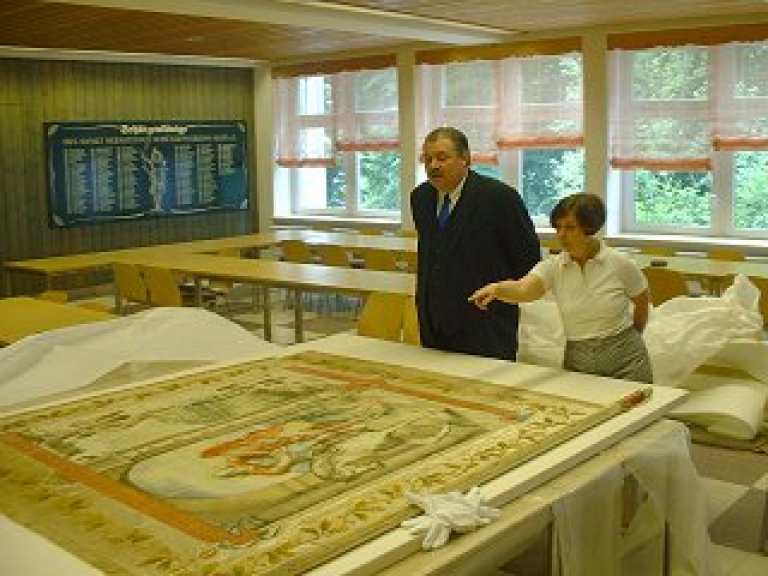 Die restaurierten Fahnen im Speisesaal des Schützenplatzes