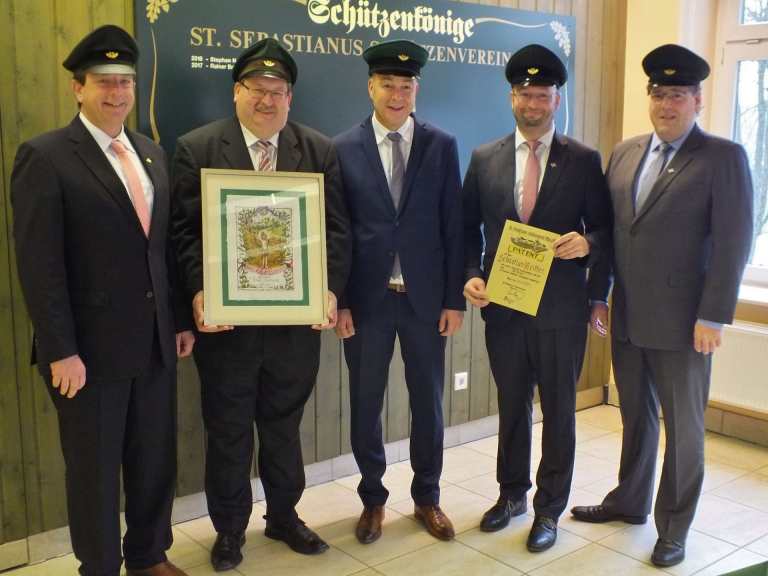 Major Peter Liese, Leutnant Thomas Hardenacke, Schützenkönig Rainer Brüser, Leutnant Sebastian Reither und Hauptmann Holger Harnischmacher (vlnr.)