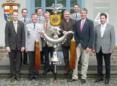 (v.l.n.r.) Lt. und Musikoffizier Peter Zeppenfeld, Hauptfeldwebel Marc Siewer, Oberstleutnant und Dirigent Robert Kuckertz, Hauptfeldwebel Bertram Kleis, Olt. Heribert Wrede, Major Paul Imhäuser, Hauptfeldwebel Christoph Weber, Schützenkönig Dr. Andreas Reipen, Hauptmann Peter Liese