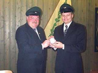 Ordensübergabe 2002 - Major Paul Imhäuser & Schützenkönig André Rumpff Ordensübergabe 2002 - Major Paul Imhäuser & Schützenkönig André Rumpff