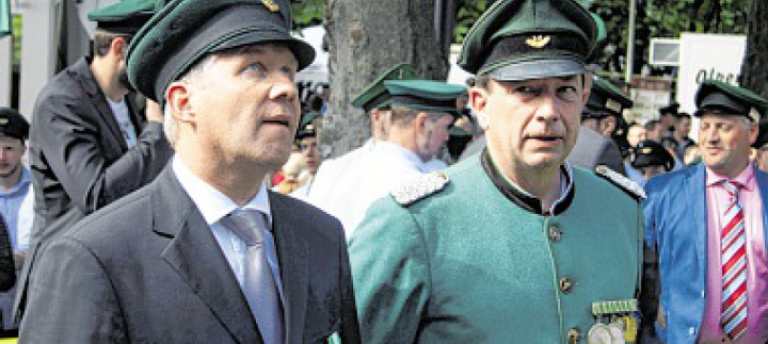 Gespanntes Warten: Christian Reißner und Major Peter Liese unter der Vogelstange. Foto: Nicole Voss