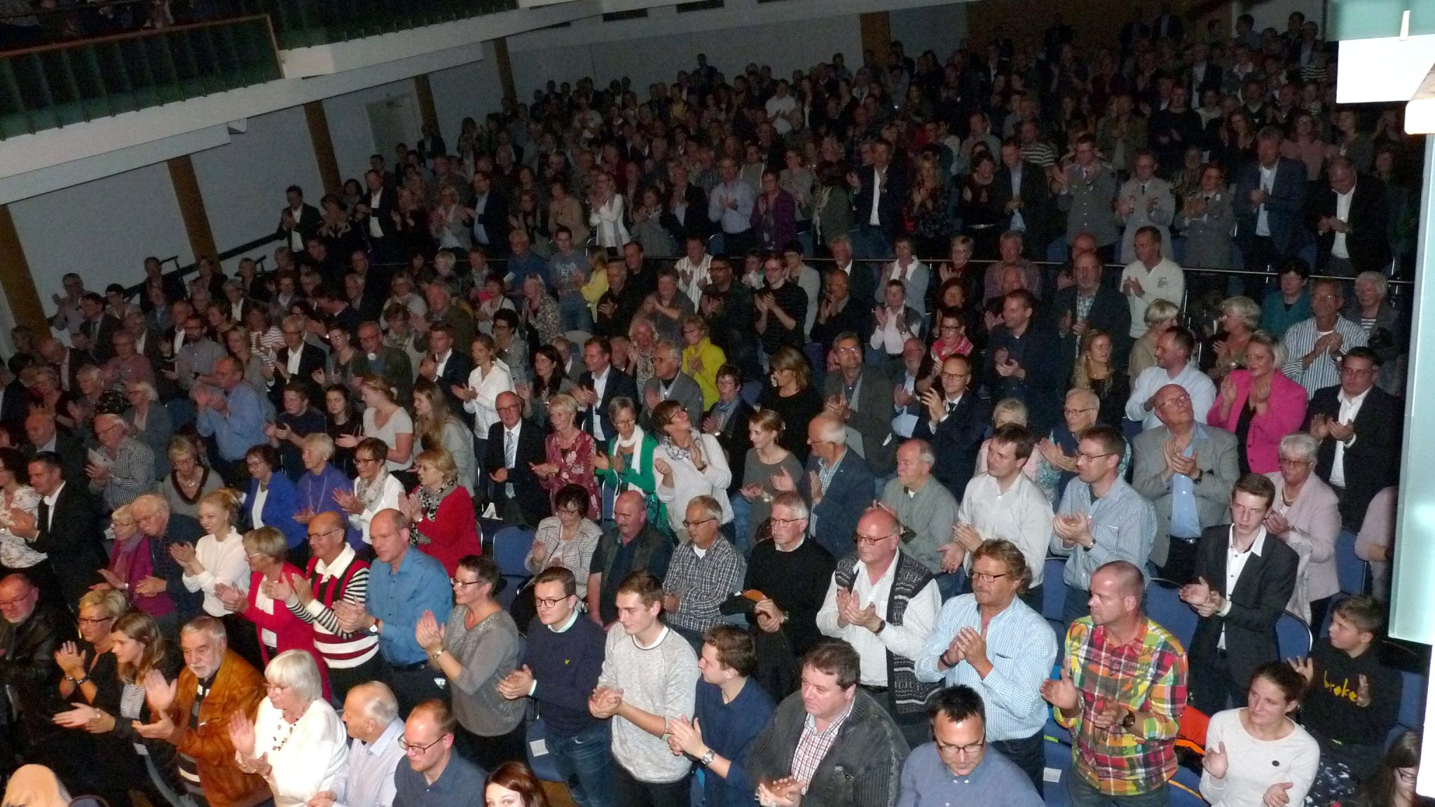 Die Zuhörer dankten dem Musikkorps der Bundeswehr in der ausverkauften Olper Stadthalle mit stehenden Ovationen für einen Konzertabend der Extraklasse. Foto: mari