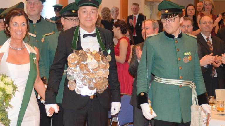 Schon beim Einmarsch strahlten das Königspaar Rainer Brüser und Dorothee Sternberg um die Wette. Das Strahlen hielt den ganzen Abend an.