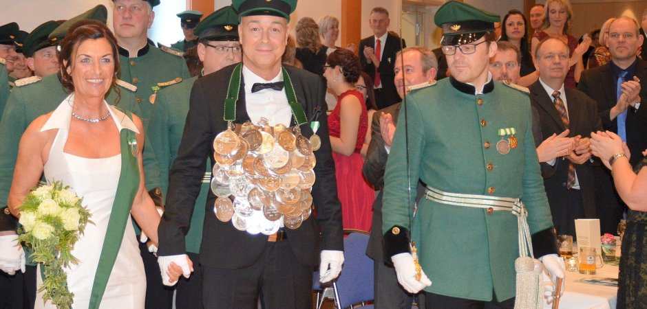 Schon beim Einmarsch strahlten das Königspaar Rainer Brüser und Dorothee Sternberg um die Wette. Das Strahlen hielt den ganzen Abend an. Schon beim Einmarsch strahlten das Königspaar Rainer Brüser und Dorothee Sternberg um die Wette. Das Strahlen hielt den ganzen Abend an.