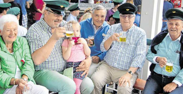 Gute Laune auf dem Olper Ümmerich. Hier sind Jung und Alt drei Tage lang quasi „zu Hause“. Foto: Nicole Voss