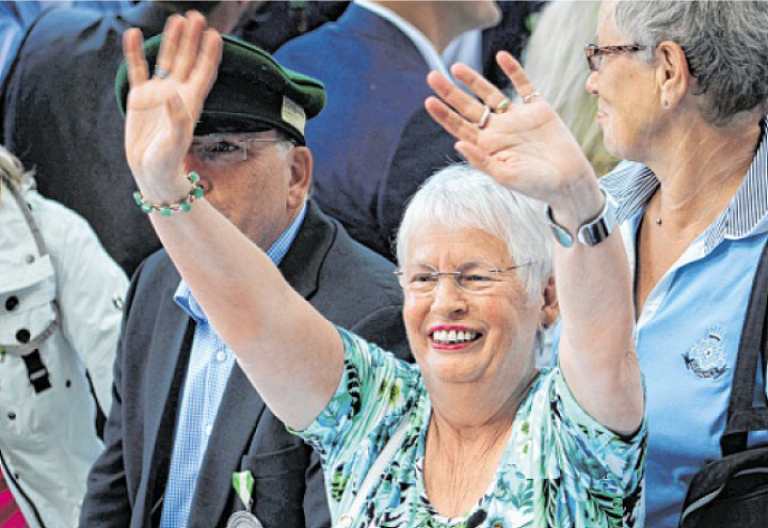 Auch die Mutter des neuen Schützenkönigs, Elisabeth Neuhaus, freut sich über den siegreichen Treffer. Foto: Nicole Voss