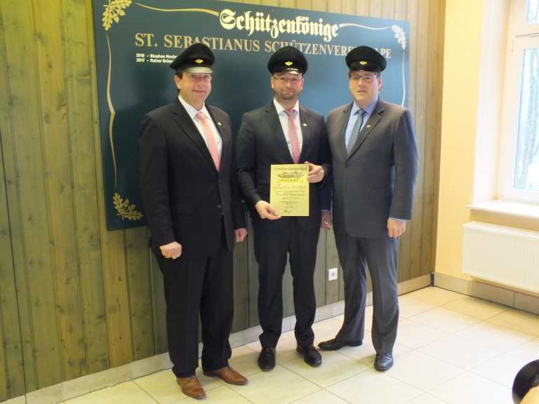 Major Peter Liese und Hauptmann Holger Harnischmacher begrüßen Leutnant Sebastian Reither im Vorstand