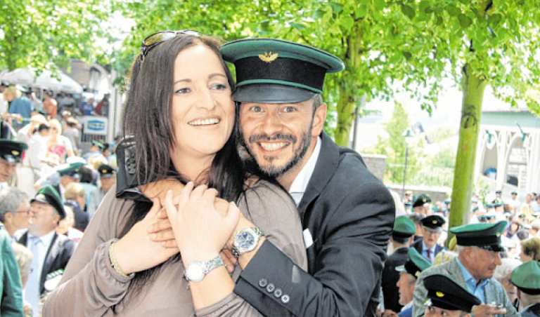 Stephan Neuhaus freut sich mit Königin Nicole Menne über die gerade errungene Regentschaft. Foto: Nicole Voss