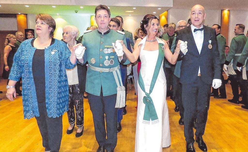 Das Königspaar Rainer Brüser und Dorothee Sternberg (r.) führte mit Majorspaar Peter und Mariion Liese (l.) die Königspolonaise an Das Königspaar Rainer Brüser und Dorothee Sternberg (r.) führte mit Majorspaar Peter und Mariion Liese (l.) die Königspolonaise an