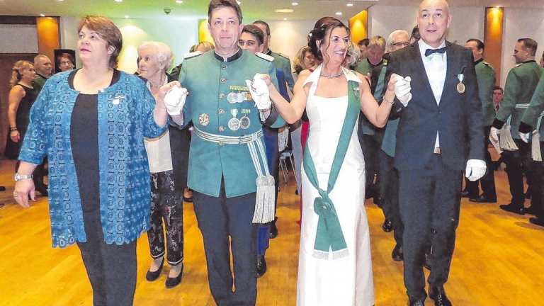 Das Königspaar Rainer Brüser und Dorothee Sternberg (r.)  führte mit Majorspaar Peter und Mariion Liese (l.) die Königspolonaise an