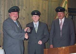 Ordensübergabe 2000 - Major Paul Imhäuser, Schützenkönig Dr. Burkhard Ledig & Hauptmann Theo Süttmann Ordensübergabe 2000 - Major Paul Imhäuser, Schützenkönig Dr. Burkhard Ledig & Hauptmann Theo Süttmann