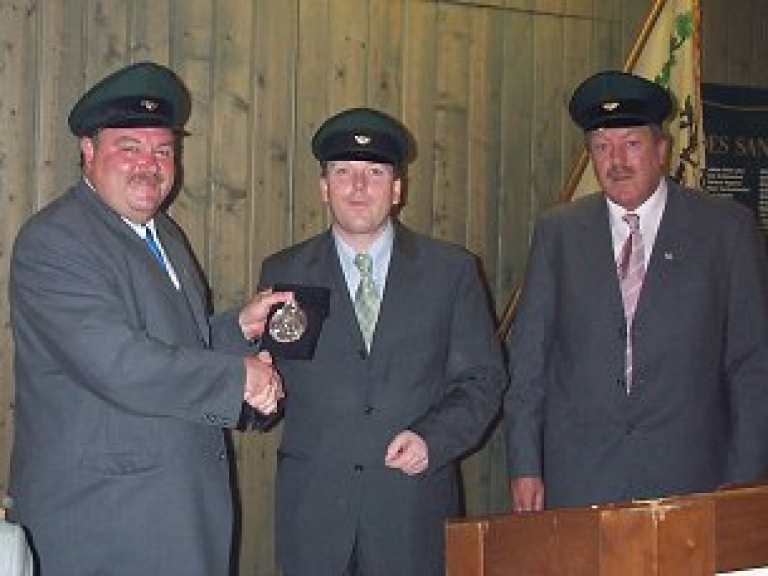 Ordensübergabe 2000 - Major Paul Imhäuser, Schützenkönig Dr. Burkhard Ledig & Hauptmann Theo Süttmann Ordensübergabe 2000 - Major Paul Imhäuser, Schützenkönig Dr. Burkhard Ledig & Hauptmann Theo Süttmann
