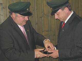 Ordensübergabe 2008 - Major Paul Imhäuser und Schützenkönig Peter Liese Ordensübergabe 2008 - Major Paul Imhäuser und Schützenkönig Peter Liese