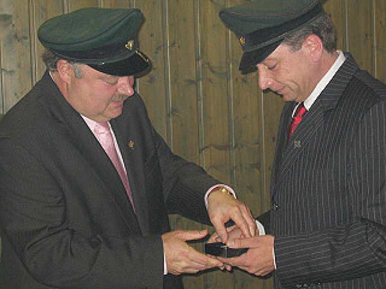 Ordensübergabe 2008 - Major Paul Imhäuser und Schützenkönig Peter Liese Ordensübergabe 2008 - Major Paul Imhäuser und Schützenkönig Peter Liese