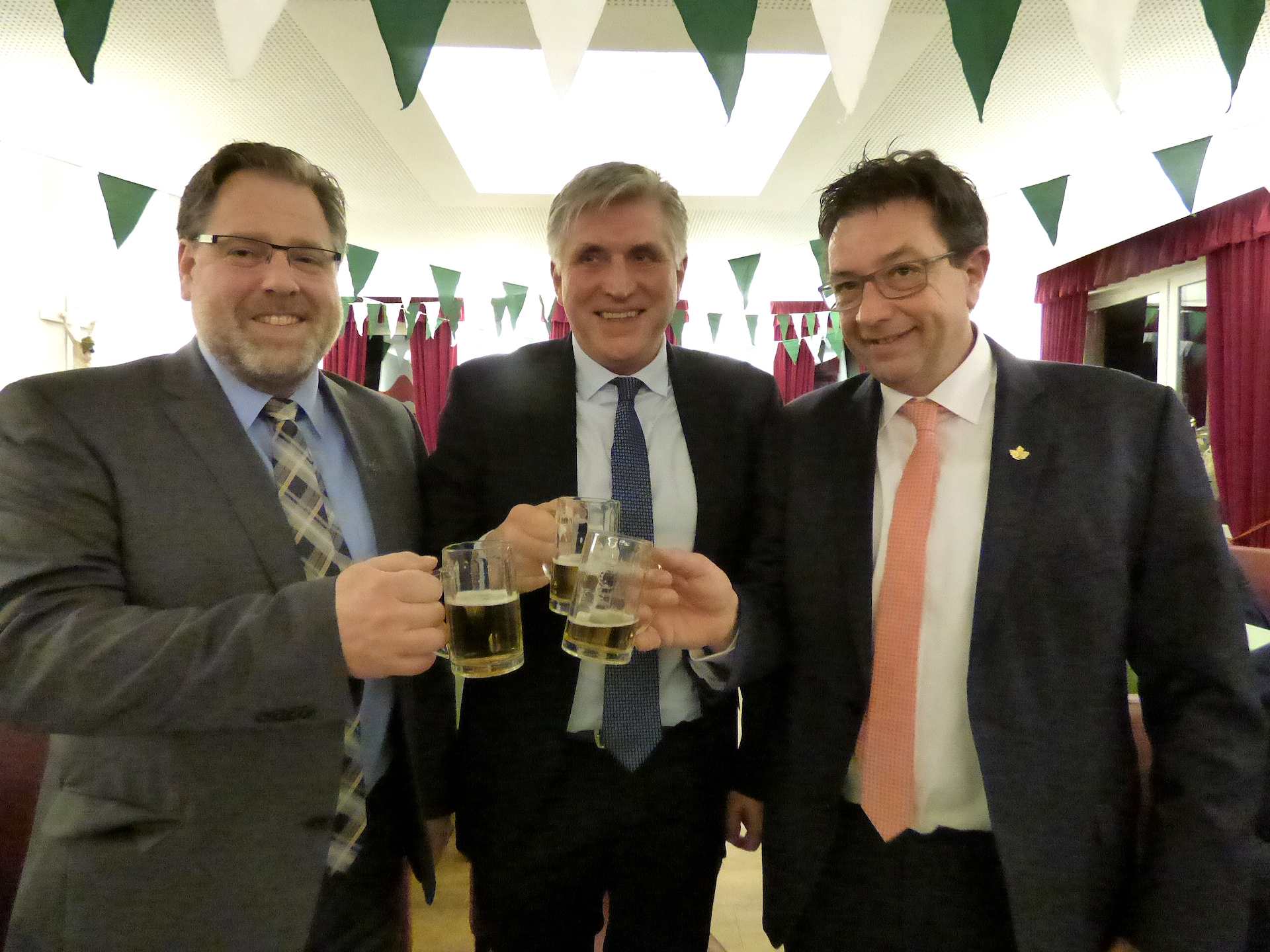 Olpes Schützenmajor Peter Liese (r.) und Schützenhauptmann Holger
Harnischmacher (l.) stießen in der Mitgliederversammlung mit Schützenkönig Horst Peter
Becker auf eine weiterhin ereignisreiche Zeit mit vielen Höhepunkten an. Foto: Siegener Zeitung Olpes Schützenmajor Peter Liese (r.) und Schützenhauptmann Holger
Harnischmacher (l.) stießen in der Mitgliederversammlung mit Schützenkönig Horst Peter
Becker auf eine weiterhin ereignisreiche Zeit mit vielen Höhepunkten an. Foto: Siegener Zeitung