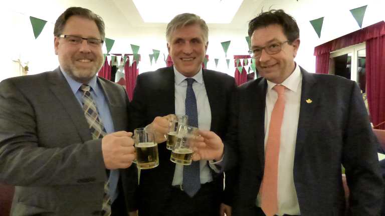 Olpes Schützenmajor Peter Liese (r.) und Schützenhauptmann Holger Harnischmacher (l.) stießen in der Mitgliederversammlung mit Schützenkönig Horst Peter Becker auf eine weiterhin ereignisreiche Zeit mit vielen Höhepunkten an. Foto: Siegener Zeitung