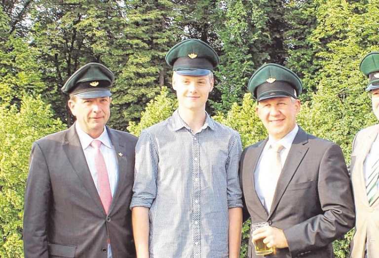 Der 16-jährige Moritz Stracke (Mi.) aus Olpe ist das 5500. Mitglied des St.-Sebastianus-Schützenvereins Olpe. Major Peter Liese (l.) und Schützenkönig Christian Reißner (r.) hießen den jungen Mann willkommen. Stracke trat dem Verein am 6. Juli bei und gehört wie der amtierende König der 6. Korporalschaft an. Foto: hobö