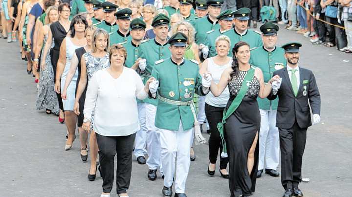 Im Mittelpunkt des Interesses stehen bei der Königspolonaise natürlich die neuen Regenten der Olper Schützen, Stephan Neuhaus und Nicole Menne (vorne rechts) und ihr Hofstaat.
Foto: Nicole Voss