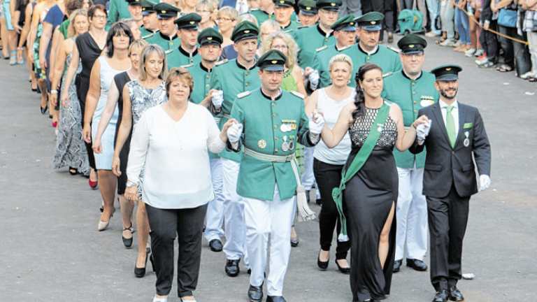 Im Mittelpunkt des Interesses stehen bei der Königspolonaise natürlich die neuen Regenten der Olper Schützen, Stephan Neuhaus und Nicole Menne (vorne rechts) und ihr Hofstaat.
Foto: Nicole Voss Im Mittelpunkt des Interesses stehen bei der Königspolonaise natürlich die neuen Regenten der Olper Schützen, Stephan Neuhaus und Nicole Menne (vorne rechts) und ihr Hofstaat. Foto: Nicole Voss