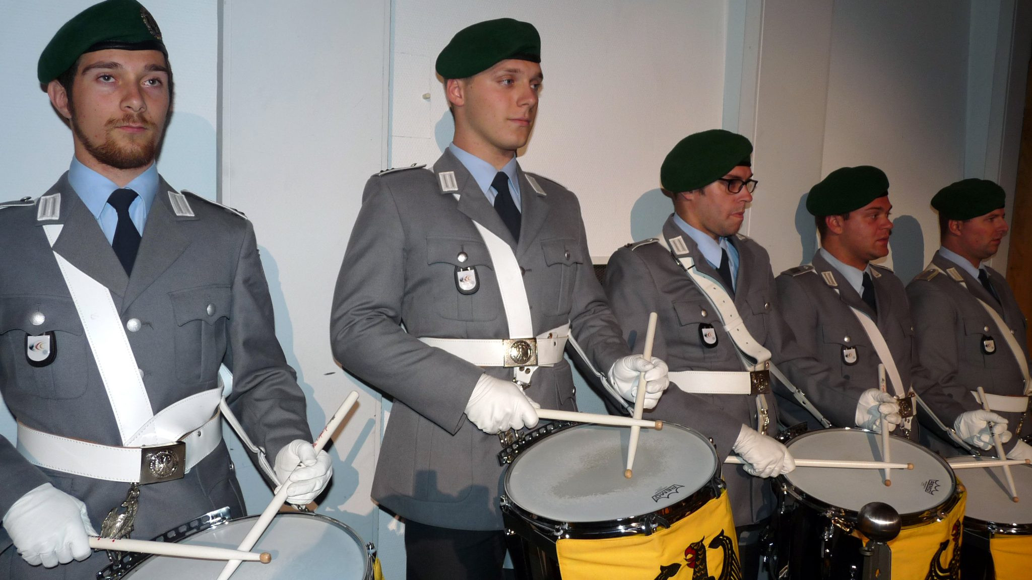 Für die Darbietung der von Alexander Reuber komponierten Trailermusik kam
extra eine Trommlerformation des Spielmannszuges der Bundeswehr nach Olpe. Foto: mari