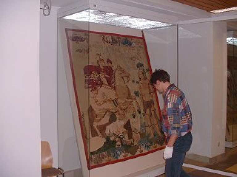 Die restaurierten Fahnen im Speisesaal des Schützenplatzes