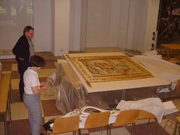 Die restaurierten Fahnen im Speisesaal des Schützenplatzes