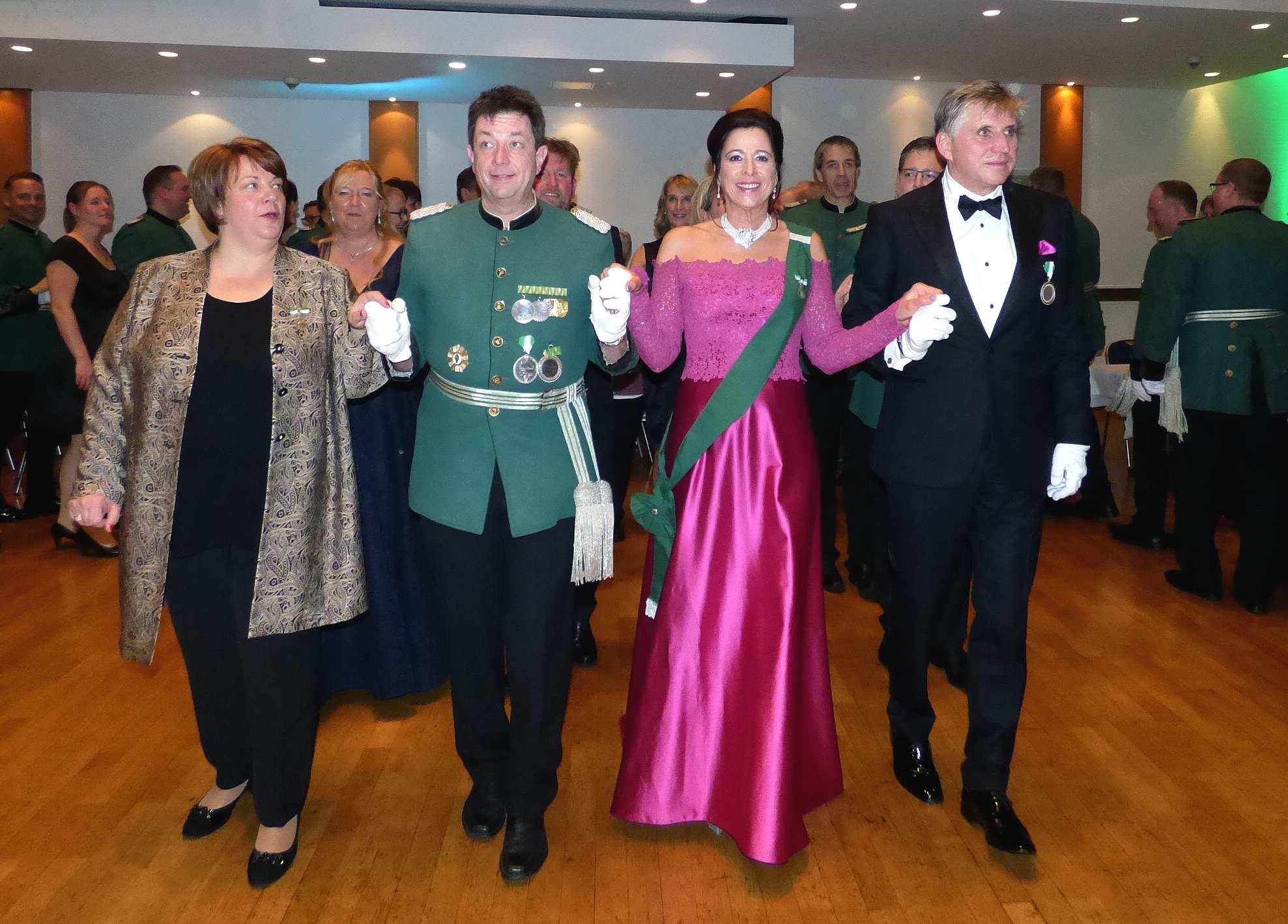 Das amtierende Olper Königspaar Horst Peter „Hossi“ und Andrea Becker (r.) führte beim Schützenball in der Stadthalle gemeinsam mit dem Majorspaar Peter und Marion Liese die glanzvolle Königspolonaise an. Foto: mari