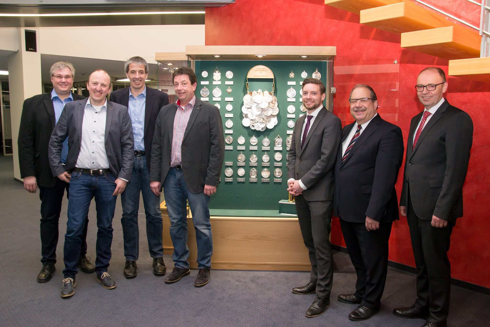 Die neue Vitrine des St. Sebastianus Schützenvereins Olpe e. V. ist ab sofort für Interessierte in der
Kundenhalle der Sparkassen-Hauptstelle zugänglich. Die Leutnants Thomas Hengstebeck und
Stefan Immekus, Oberleutnant Peter Kliche, Major Peter Liese sowie die Vertreter der Sparkasse
Leiter Marketing Mario Grunau und die Sparkassendirektoren Dieter Kohlmeier und Wilhelm Rücker
(v. l. n r.) freuen sich, die Königskette mit weiteren 128 Orden auf diese Weise dauerhaft der breiten
Öffentlichkeit zu den Geschäftszeiten der Sparkasse zu präsentieren. Die neue Vitrine des St. Sebastianus Schützenvereins Olpe e. V. ist ab sofort für Interessierte in der
Kundenhalle der Sparkassen-Hauptstelle zugänglich. Die Leutnants Thomas Hengstebeck und
Stefan Immekus, Oberleutnant Peter Kliche, Major Peter Liese sowie die Vertreter der Sparkasse
Leiter Marketing Mario Grunau und die Sparkassendirektoren Dieter Kohlmeier und Wilhelm Rücker
(v. l. n r.) freuen sich, die Königskette mit weiteren 128 Orden auf diese Weise dauerhaft der breiten
Öffentlichkeit zu den Geschäftszeiten der Sparkasse zu präsentieren.