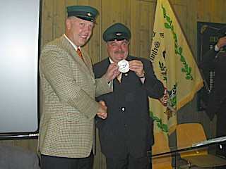 Ordensübergabe 2003 - Schützenkönig Rüdiger Vitt & Major Paul Imhäuser Ordensübergabe 2003 - Schützenkönig Rüdiger Vitt & Major Paul Imhäuser