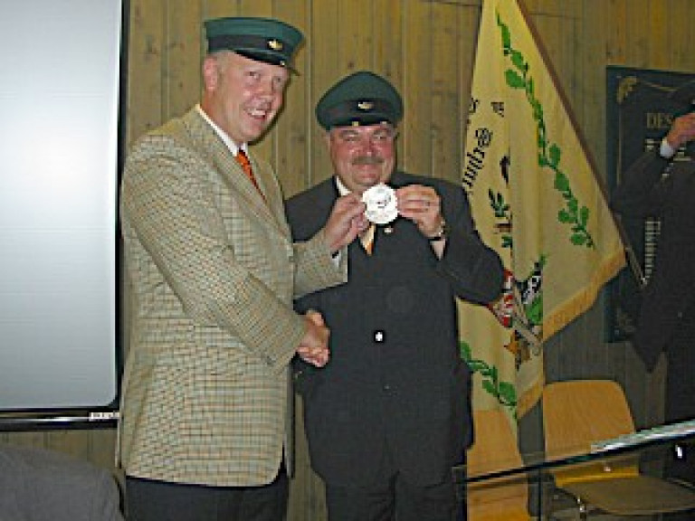 Ordensübergabe 2003 - Schützenkönig Rüdiger Vitt & Major Paul Imhäuser