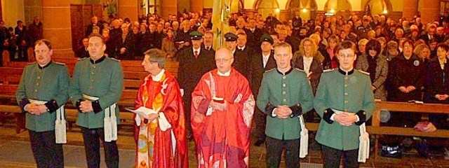 Junge Leutnante des Olper Schützenvorstands dienten die Sebastianusmesse, die von Pfarrer Clemens Steiling und Dechant Friedhelm Rüsche zelebriert wurden
