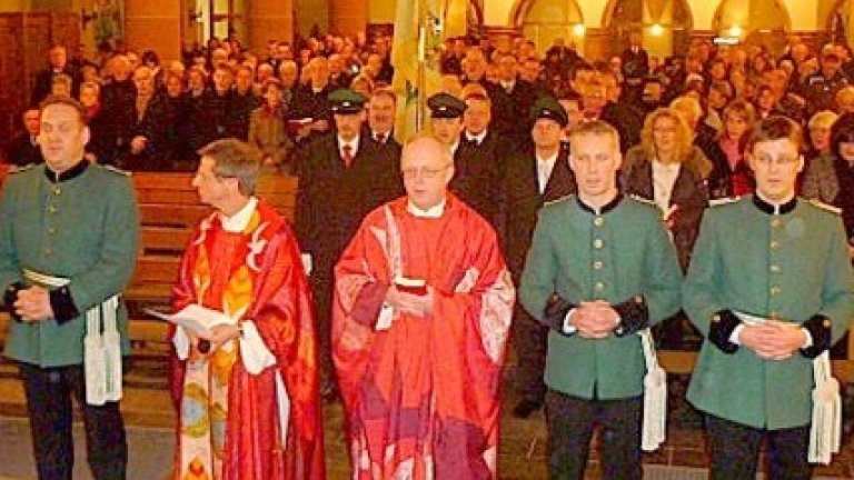 Junge Leutnante des Olper Schützenvorstands dienten die Sebastianusmesse, die von Pfarrer Clemens Steiling und Dechant Friedhelm Rüsche zelebriert wurden