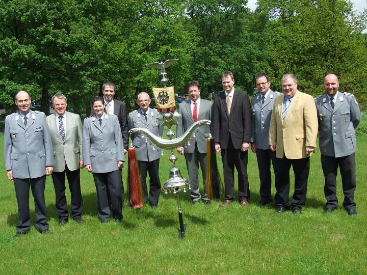 (v.L.) Oberstleutnant Manfred Peter, Schützenkönig Heribert Wrede, Hauptfeldwebel Katharina Pooch, Oberleutnant Peter Kliche, Stabsfeldwebel Dietmar Kruse, Hauptmann Peter Liese, Leutnant und Musikoffizier Peter Zeppenfeld, Oberstabsfeldwebel Hans-Bernd Lorenz,
Major Paul Imhäuser, Hauptfeldwebel Arne Brüggemann