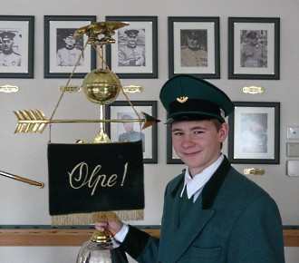 Thomas Rademacher mit dem Schellenbaum des St. Sebastianus Schützenverein Olpe e.V. Thomas Rademacher mit dem Schellenbaum des St. Sebastianus Schützenverein Olpe e.V.