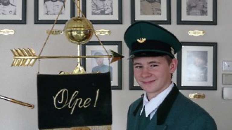 Thomas Rademacher mit dem Schellenbaum des St. Sebastianus Schützenverein Olpe e.V.