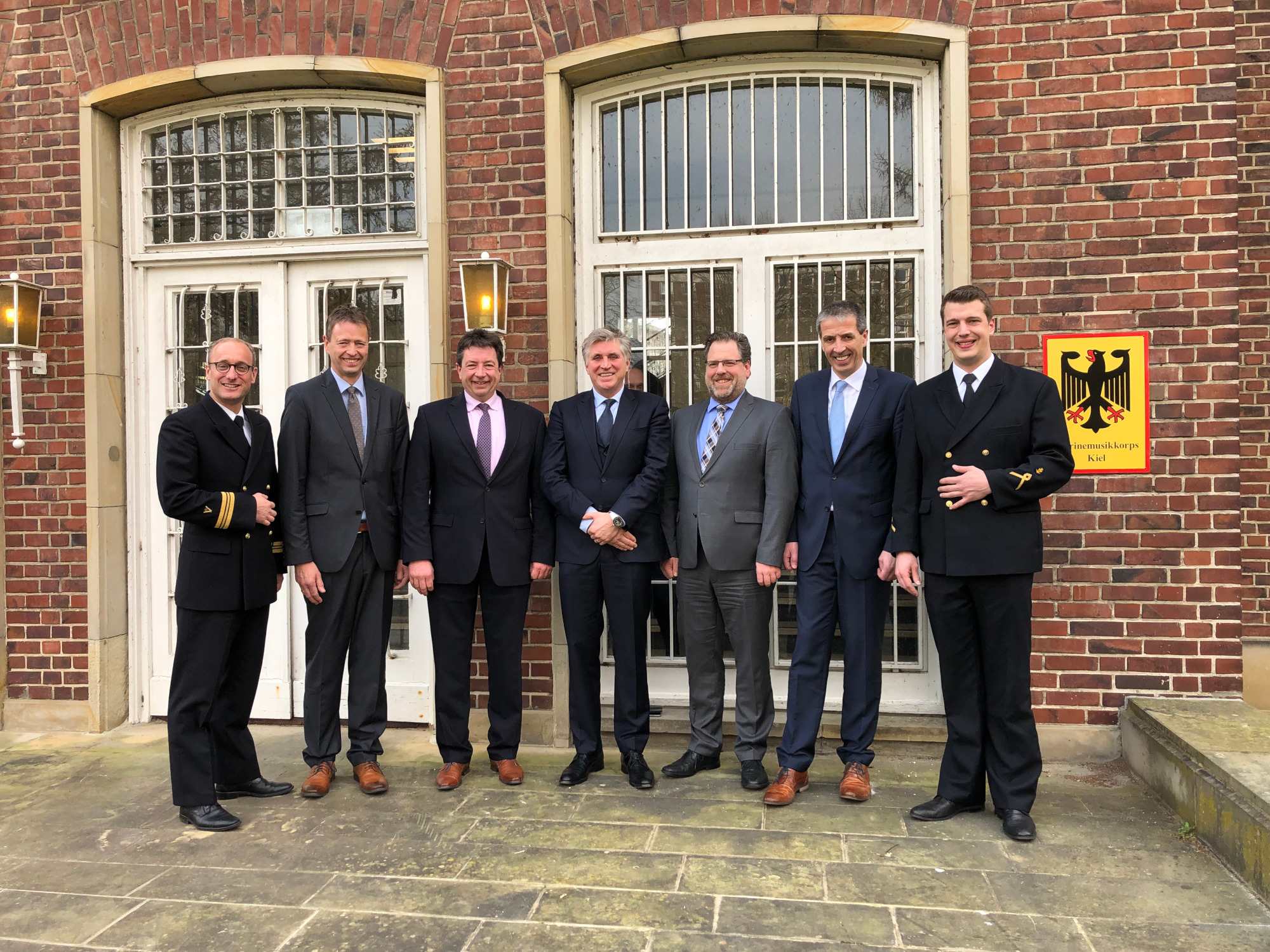 Kapitänleutnant Andreas Siry, Musikoffizier Lt. Peter Zeppenfeld, Major Peter Liese, Majestät Horst Peter Becker, Hauptmann Holger Harnischmacher, Oberleutnant Peter Kliche, Hauptbootsmann Adrian Reuber Kapitänleutnant Andreas Siry, Musikoffizier Lt. Peter Zeppenfeld, Major Peter Liese, Majestät Horst Peter Becker, Hauptmann Holger Harnischmacher, Oberleutnant Peter Kliche, Hauptbootsmann Adrian Reuber