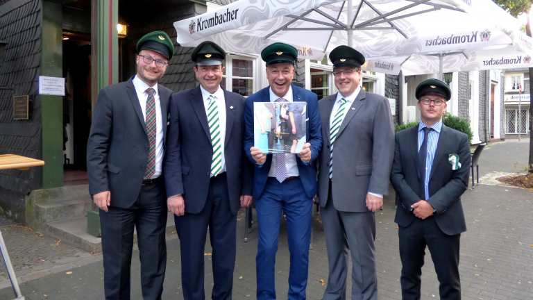 Bei der 3. Korporalschaft begann die Rundreise des Olper Schützenkönigs Rainer Brüser (m.) mit Major Peter Liese (2.v.l.) und Hauptmann Holger Harnischmacher (2.v.r.). Im Wachlokal „Tillmann“ erhielt der König von Korporalschaftsführer Eduard Köster (l.) und seinem Stellvertreter Louis Hütte (r.) das erste Quadrat des Gemeinschaftsgeschenks der neun Korporalschaften, ein Teil des Lieblingsfotos des Olper Königspaares. Foto: mari