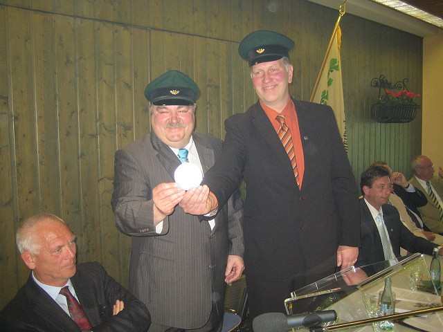 Ordensübergabe 2010 - Major Paul Imhäuser & Schützenkönig Frank Clemens Ordensübergabe 2010 - Major Paul Imhäuser & Schützenkönig Frank Clemens