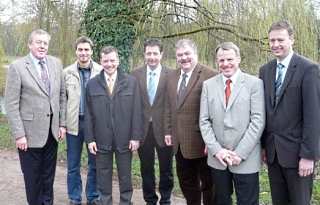 (v.l.n.r.) Hptm. Theo Süttmann, Oberfeldwebel Martin Ziegler, Oberstleutnant Christoph Scheibling, Schützenkönig Peter Liese, Major Paul Imhäuser, Olt. Heribert Wrede, Lt. und Musikoffizier Peter Zeppenfeld