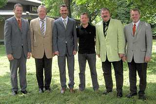 (v.l.n.r.) Leutnant und Musikoffizier Peter Zeppenfeld, Hauptmann Theo Süttmann, Majestät Michael Neu, Oberstleutnant Christoph Scheibling, Major Paul Imhäuser, Oberleutnant Heribert Wrede