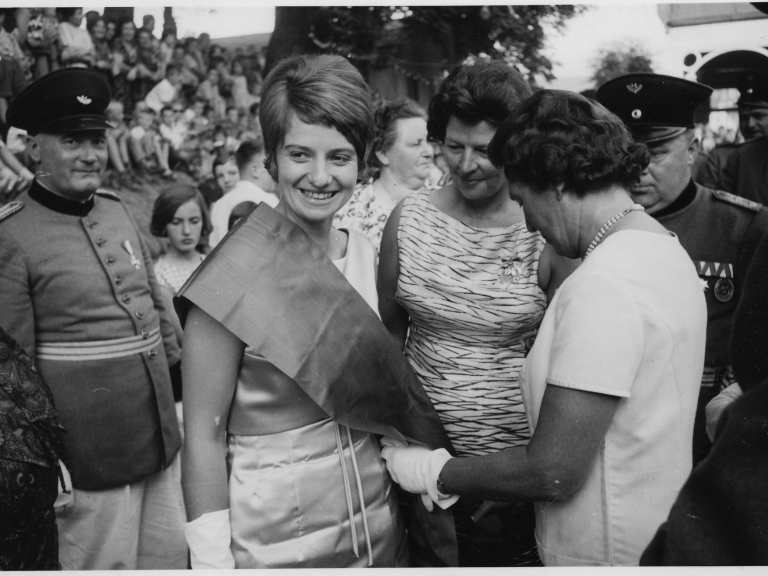 1964_344_dekoration Koenigin