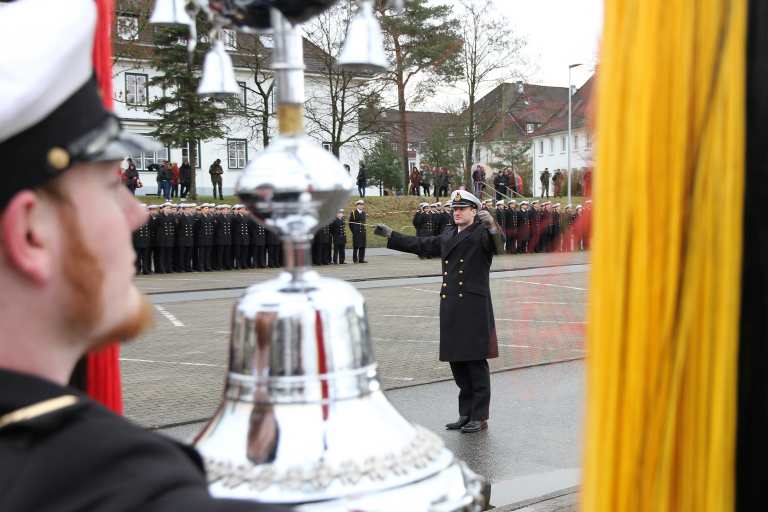Vereidigung und feierliches Gelöbnis der Maaten- und Bootsmannanwärter/-anwärterinnen sowie der Rekruten und Rekrutinnen der Marineuteroffizierschule Plön. Die Festansprache hält der ehemalige Abteilungsleiter Führung Streitkräfte im BMVg Herr Vizeadmiral a.D. Heinrich Lange. Vereidigung und feierliches Gelöbnis an der Marineuteroffiziers