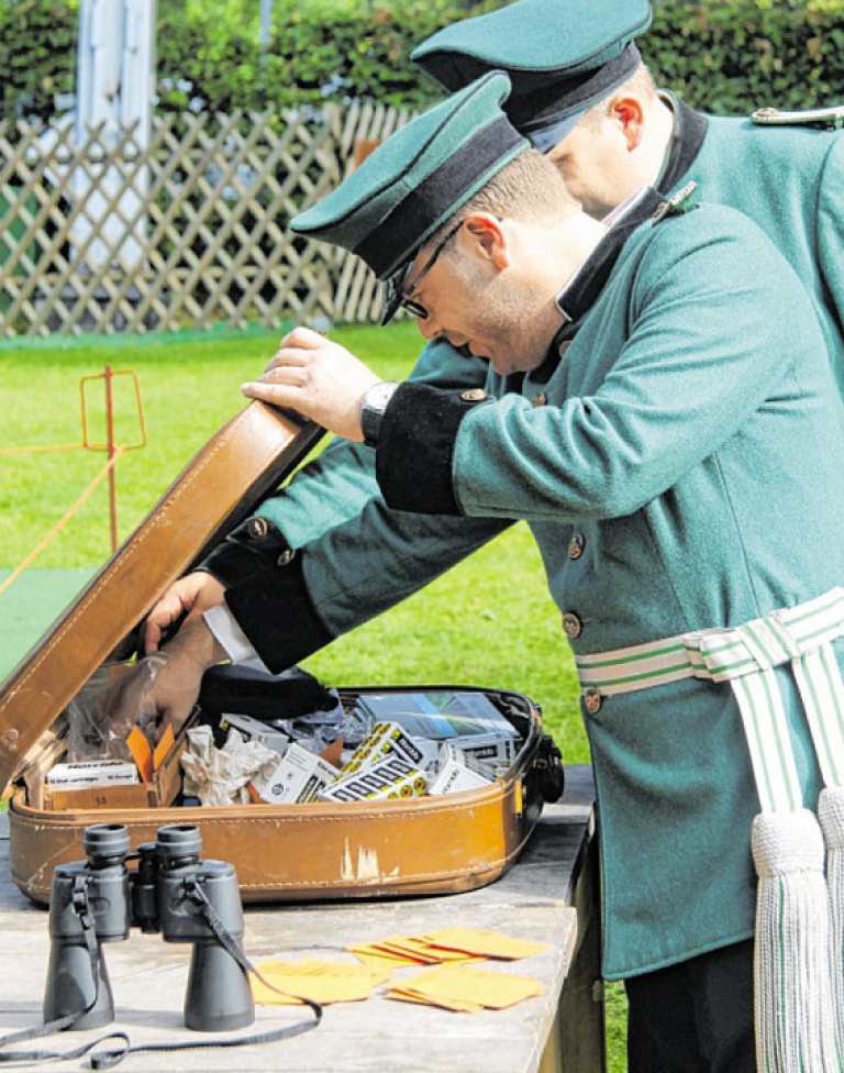 Hier gibt es die Munition: Unter der Vogelstange hält der Schützenvorstand die Patronen unter Kontrolle. Foto: Nicole Voss