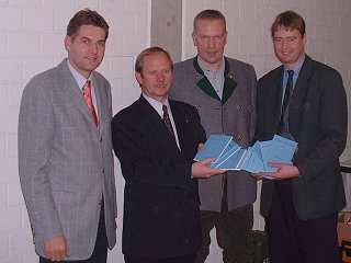 (v.L.) Olt. Dirk Rumpff, Oberst Alexander Fjodorow, Schützenkönig Rüdiger Vitt, Lt. Peter Zeppenfeld