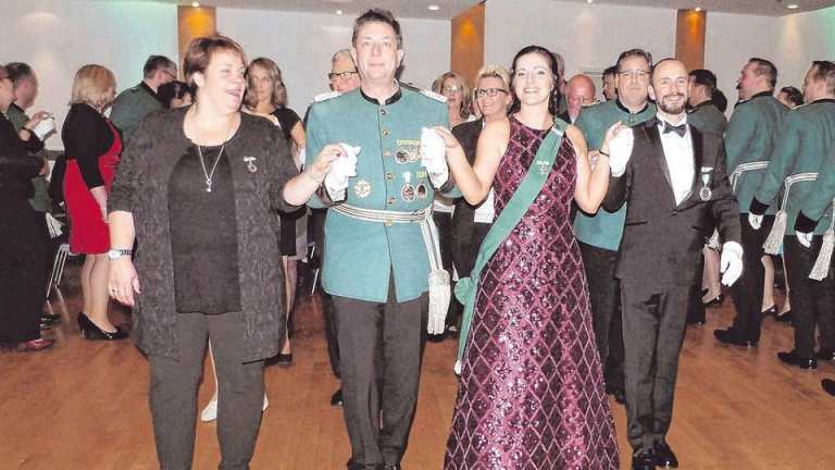 Königspaar Stephan Neuhaus und Nicole Menne (r.) führte mit dem Majorspaar, Peter und Marion Liese(l.), die glanzvolle Königspolonaise beim Schützenball des St.-Sebastianus-Schützenvereins Olpe in der guten Stube der Kreisstadt an. Foto: mari Schützenball 2017 - Siegener Zeitung