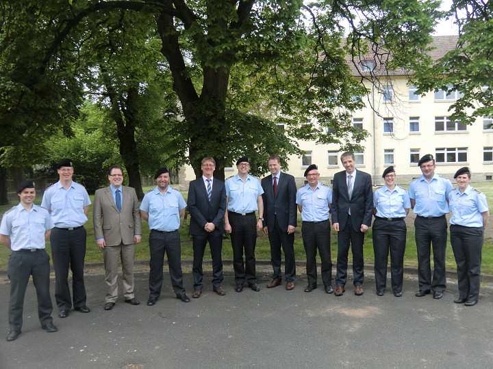 (v.L.) Hauptfeldwebel Florian Gerling, Oberstabsfeldwebel Andreas Friedrich, Hauptmann Holger Harnischmacher, Hauptfeldwebel Arne Brüggemann, Majestät Michael Burghaus, Oberstleutnant und Dirigent Martin Wehn, Musikoffizier Lt. Peter Zeppenfeld, Stabsfeldwebel Dietmar Kruse, Oberleutnant Peter Kliche, Oberfeldwebel Simone Lohmann, Oberstabsfeldwebel Hans Bernd Lorenz, Hauptfeldwebel Julia Peerdemann