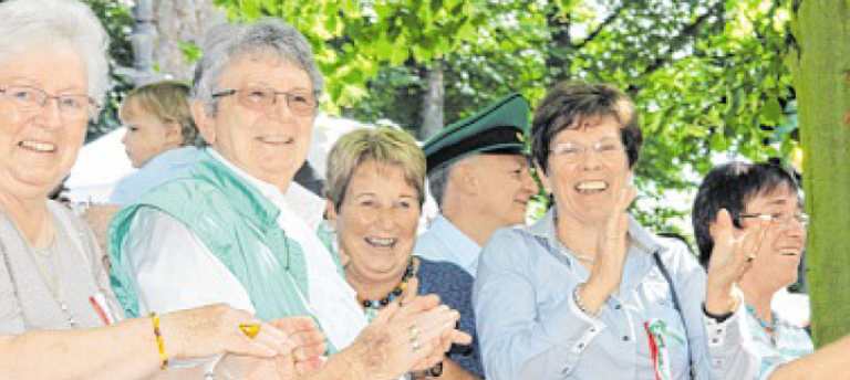 Das neue Olper Königspaar lässt sich bei Sonnenschein von den Schützenschwestern und -brüdern feiern. Foto: Nicole Voss