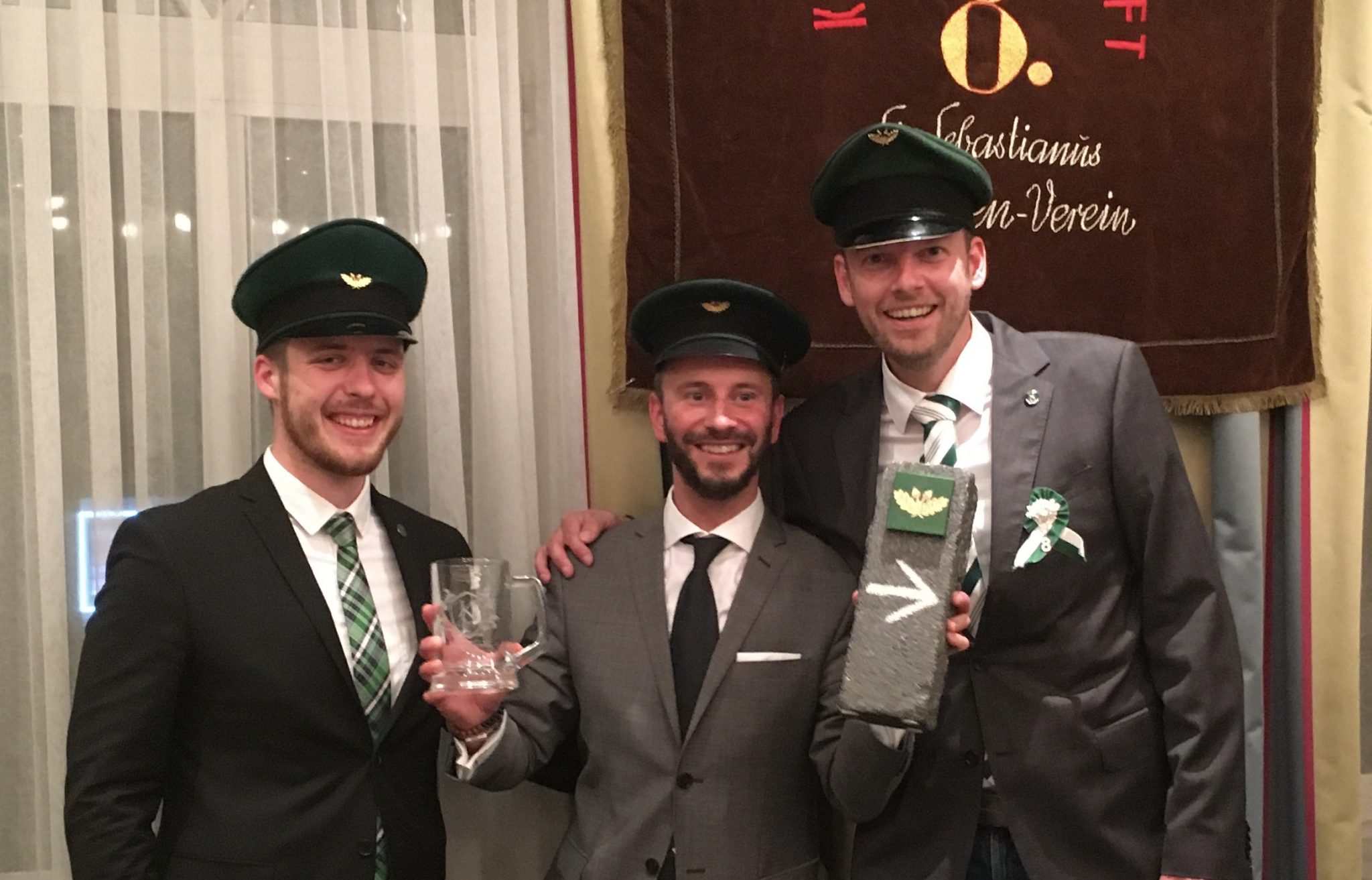 Ole Potinius (r.), Korporalschaftsführer der „Achten“, und sein Vertreter, Lukas Senske (l.), überreichten an Stephan Neuhaus einen
Wegweiser, wie er am Jakobsweg zu finden ist, jedoch mit Pfeilrichtung „Ümmerich“. Ole Potinius (r.), Korporalschaftsführer der „Achten“, und sein Vertreter, Lukas Senske (l.), überreichten an Stephan Neuhaus einen
Wegweiser, wie er am Jakobsweg zu finden ist, jedoch mit Pfeilrichtung „Ümmerich“.