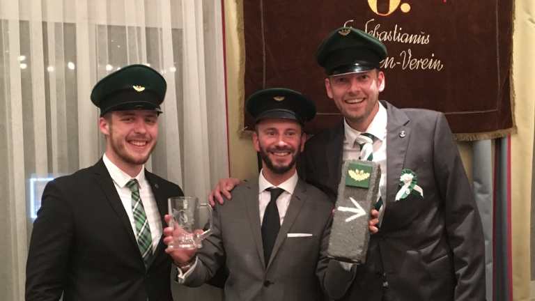 Ole Potinius (r.), Korporalschaftsführer der „Achten“, und sein Vertreter, Lukas Senske (l.), überreichten an Stephan Neuhaus einen
Wegweiser, wie er am Jakobsweg zu finden ist, jedoch mit Pfeilrichtung „Ümmerich“. Ole Potinius (r.), Korporalschaftsführer der „Achten“, und sein Vertreter, Lukas Senske (l.), überreichten an Stephan Neuhaus einen Wegweiser, wie er am Jakobsweg zu finden ist, jedoch mit Pfeilrichtung „Ümmerich“.